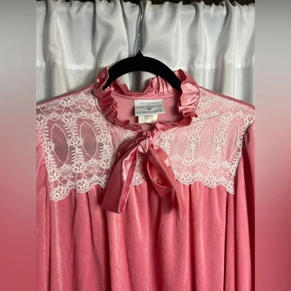 Vintage Gilligan O’Malley Pink Velour Lace Robe Medium USA 80s Loungewear - Picture 2 of 10